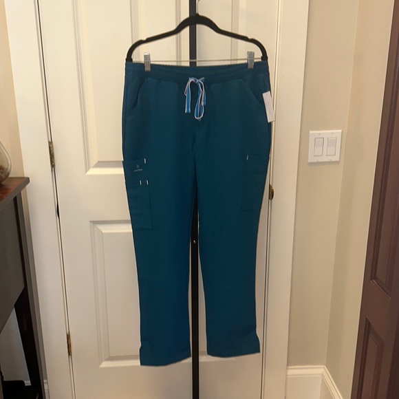 DOLAN women’s Madeleine 8 Pocket Slim Scrub Pants - Picture 2 of 16